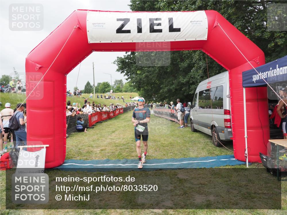 21.06.2025 - 27. Vierlanden-Triathlon MichiJ http://msf.ph/oto/8033520 15.06.2026 12:55:55 Ziel 707 meine-sportfotos.de