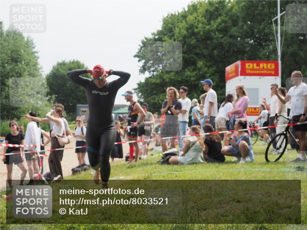 15.06.2025 - 27. Vierlanden-Triathlon KatJ http://msf.ph/oto/8033521 15.06.2025 11:16:01 Schwimmen 792, 919, 946, 951, 963 meine-sportfotos.de