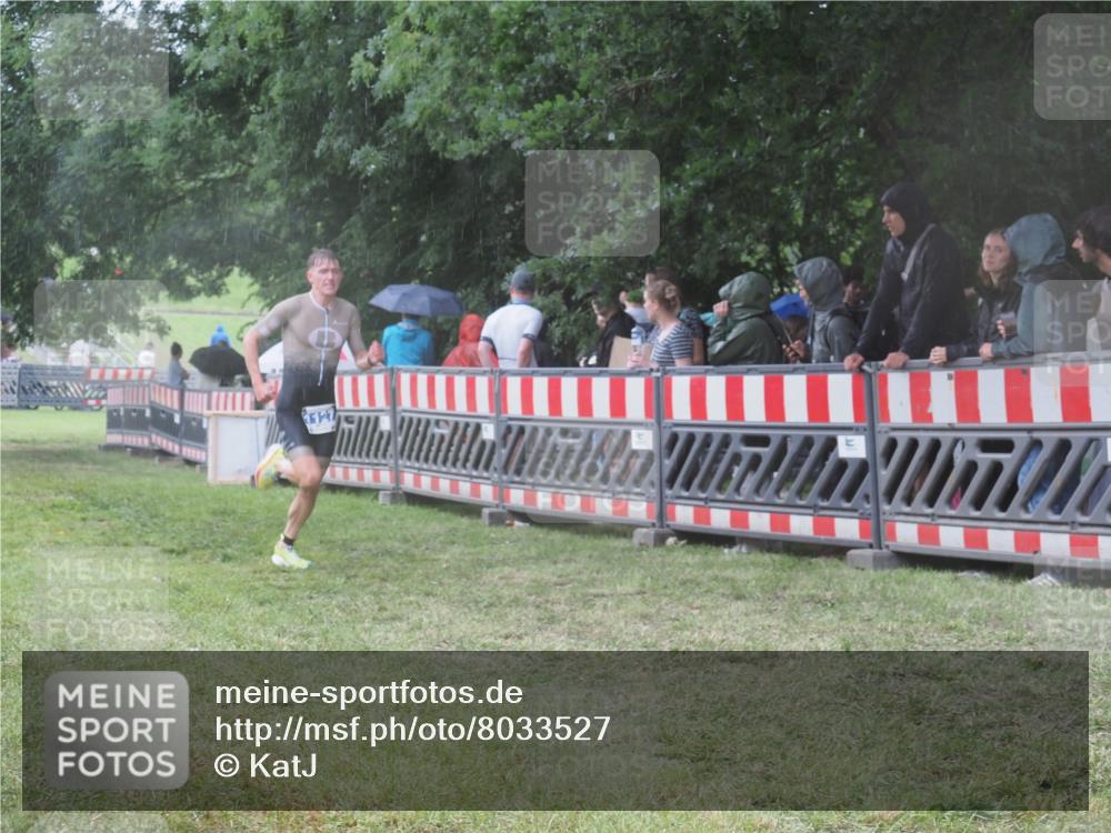 21.06.2025 - 27. Vierlanden-Triathlon KatJ http://msf.ph/oto/8033527 15.06.2025 13:45:25 Ziel 830, 1127 meine-sportfotos.de
