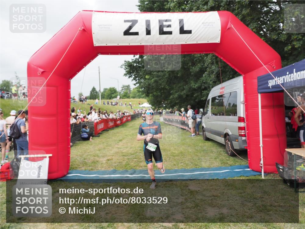 21.06.2025 - 27. Vierlanden-Triathlon MichiJ http://msf.ph/oto/8033529 15.06.2026 12:55:55 Ziel 707 meine-sportfotos.de