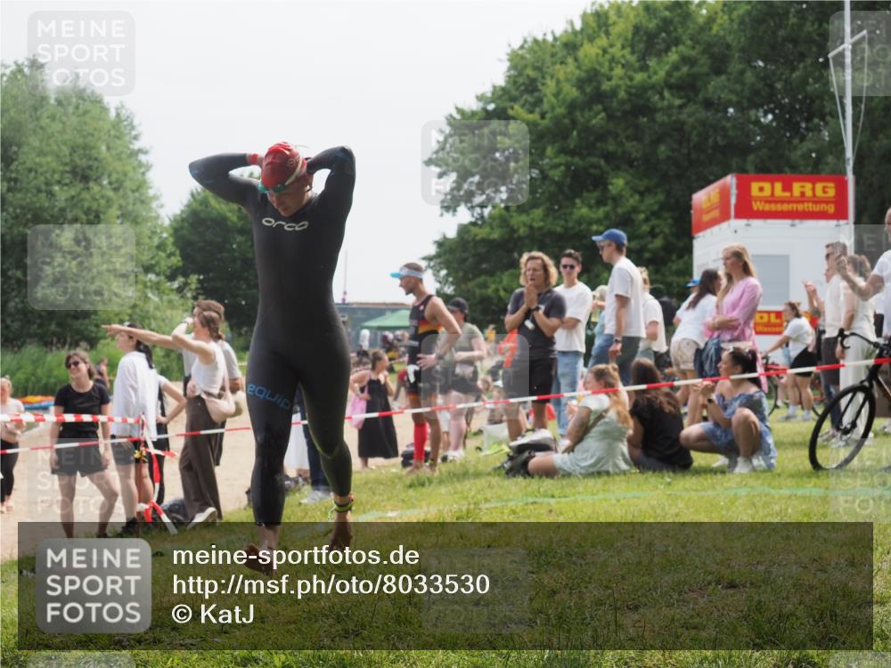 15.06.2025 - 27. Vierlanden-Triathlon KatJ http://msf.ph/oto/8033530 15.06.2025 11:16:01 Schwimmen 792, 919, 946, 951, 963 meine-sportfotos.de