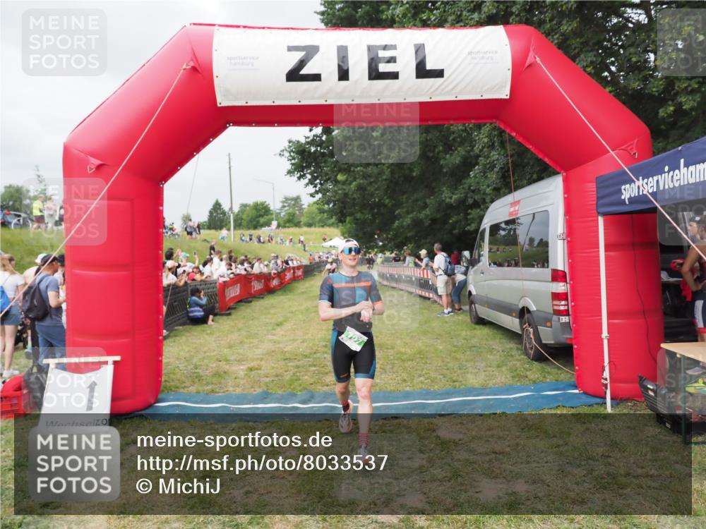 21.06.2025 - 27. Vierlanden-Triathlon MichiJ http://msf.ph/oto/8033537 15.06.2026 12:55:55 Ziel 707 meine-sportfotos.de