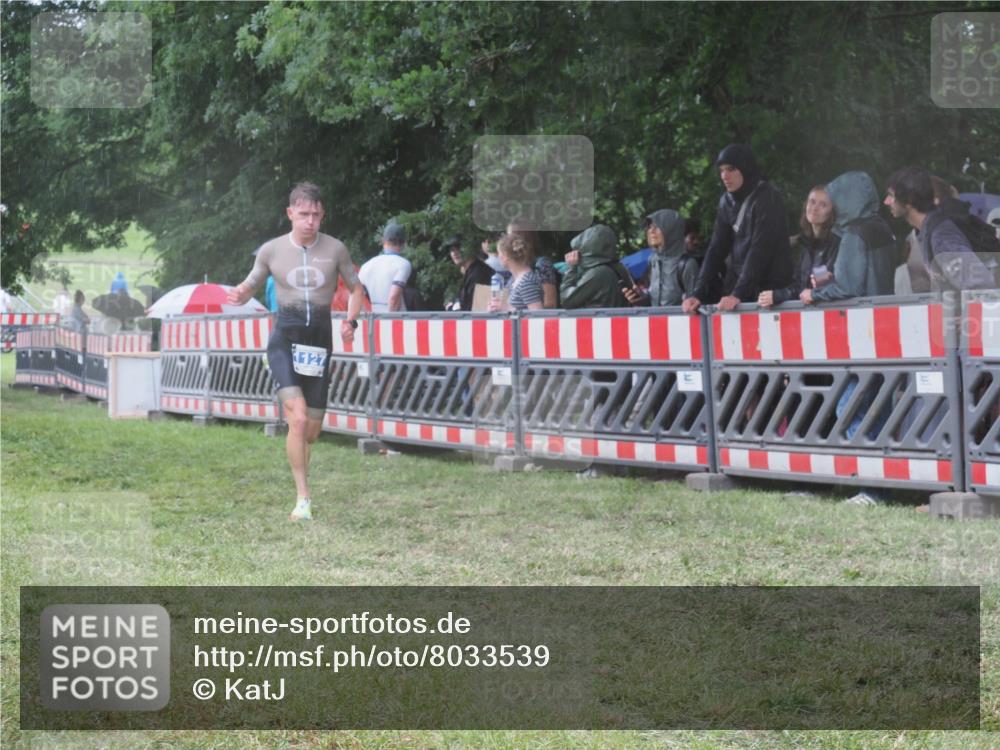 21.06.2025 - 27. Vierlanden-Triathlon KatJ http://msf.ph/oto/8033539 15.06.2025 13:45:25 Ziel 830, 1127 meine-sportfotos.de