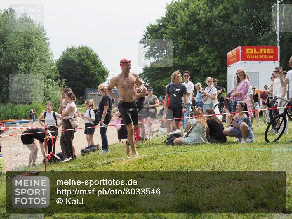 15.06.2025 - 27. Vierlanden-Triathlon KatJ http://msf.ph/oto/8033546 15.06.2025 11:16:07 Schwimmen 792, 963 meine-sportfotos.de