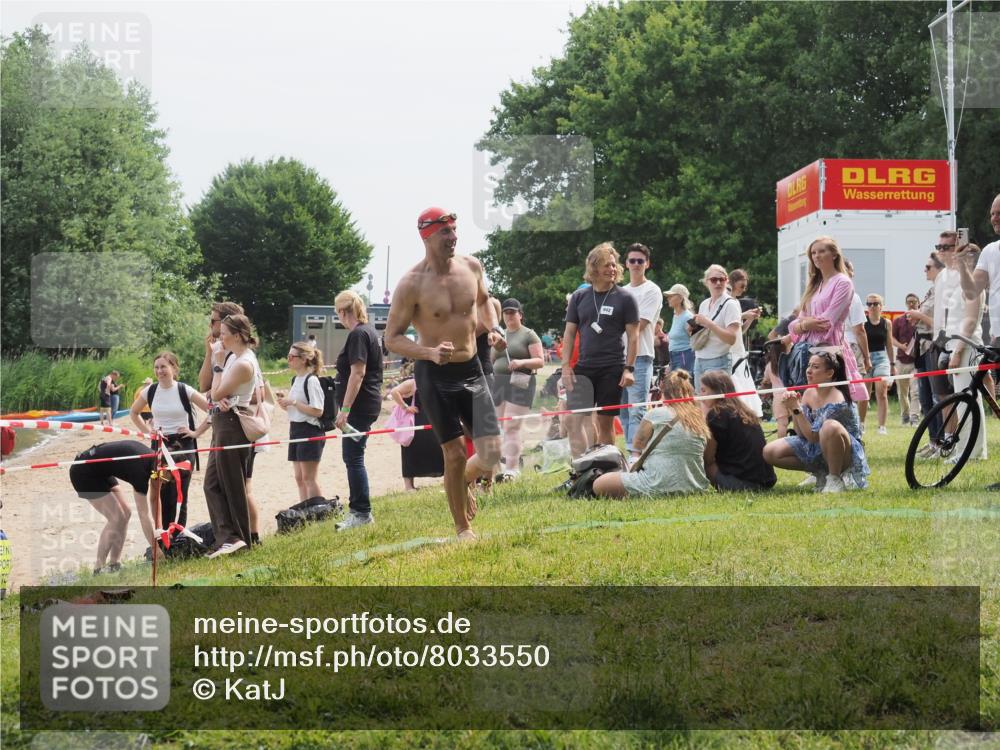 15.06.2025 - 27. Vierlanden-Triathlon KatJ http://msf.ph/oto/8033550 15.06.2025 11:16:07 Schwimmen 792, 963 meine-sportfotos.de
