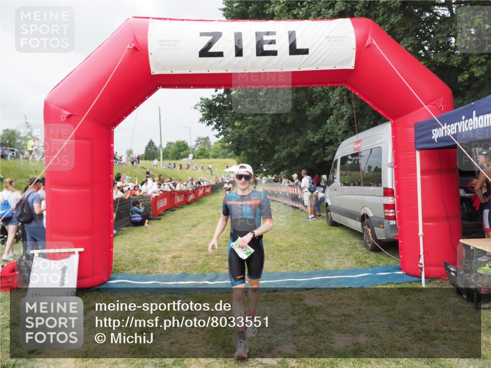 21.06.2025 - 27. Vierlanden-Triathlon MichiJ http://msf.ph/oto/8033551 15.06.2026 12:55:56 Ziel 707, 875 meine-sportfotos.de