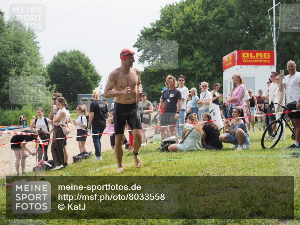 15.06.2025 - 27. Vierlanden-Triathlon KatJ http://msf.ph/oto/8033558 15.06.2025 11:16:08 Schwimmen 792, 963 meine-sportfotos.de