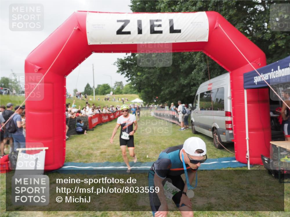 21.06.2025 - 27. Vierlanden-Triathlon MichiJ http://msf.ph/oto/8033559 15.06.2026 12:56:01 Ziel 707, 730, 875 meine-sportfotos.de