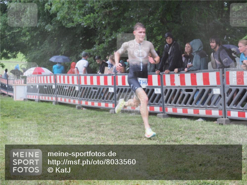 21.06.2025 - 27. Vierlanden-Triathlon KatJ http://msf.ph/oto/8033560 15.06.2025 13:45:26 Ziel 830, 1127 meine-sportfotos.de