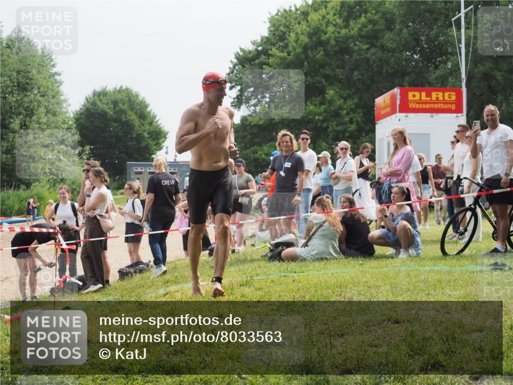 15.06.2025 - 27. Vierlanden-Triathlon KatJ http://msf.ph/oto/8033563 15.06.2025 11:16:08 Schwimmen 792, 963 meine-sportfotos.de