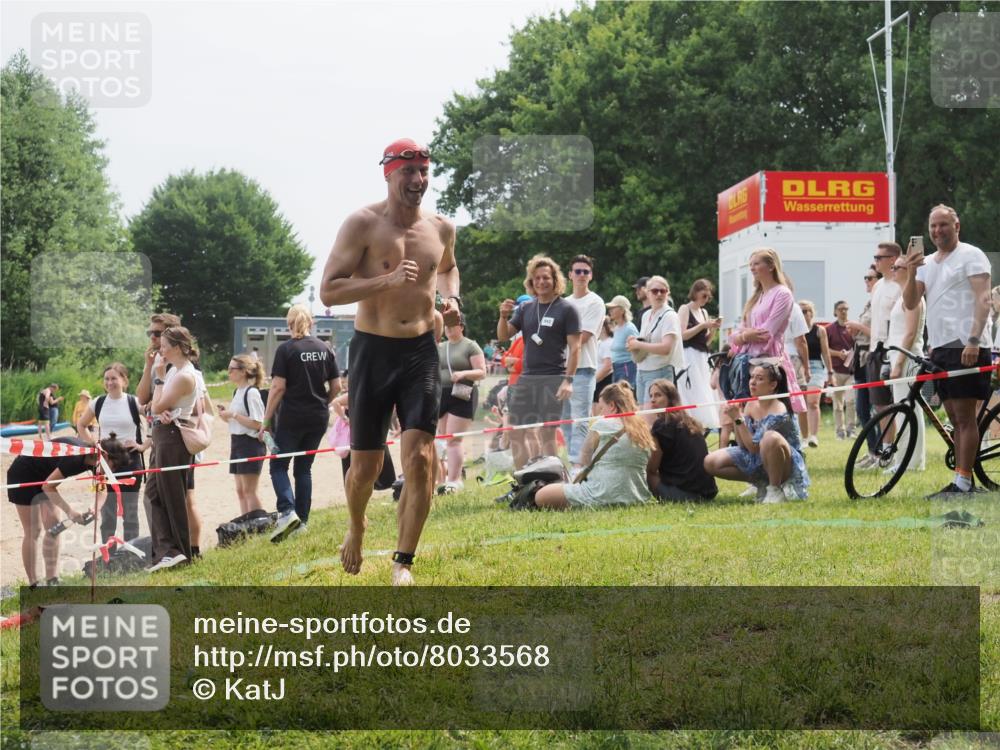 15.06.2025 - 27. Vierlanden-Triathlon KatJ http://msf.ph/oto/8033568 15.06.2025 11:16:08 Schwimmen 792, 963 meine-sportfotos.de