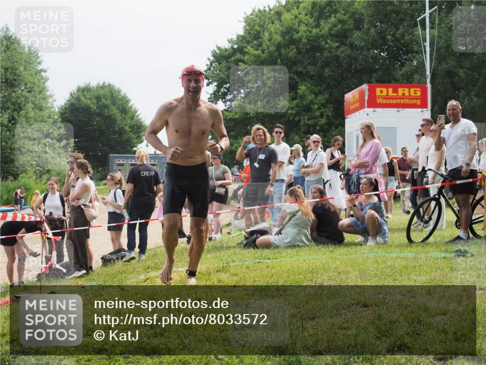 15.06.2025 - 27. Vierlanden-Triathlon KatJ http://msf.ph/oto/8033572 15.06.2025 11:16:08 Schwimmen 792, 963 meine-sportfotos.de