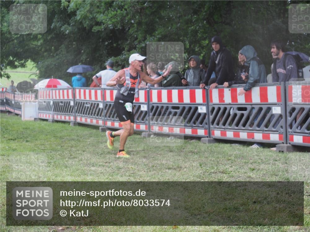 21.06.2025 - 27. Vierlanden-Triathlon KatJ http://msf.ph/oto/8033574 15.06.2025 13:45:33 Ziel 830 meine-sportfotos.de