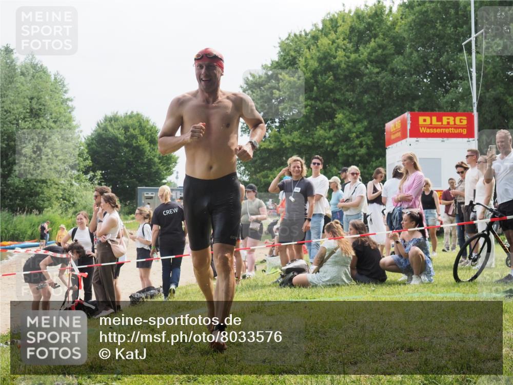 15.06.2025 - 27. Vierlanden-Triathlon KatJ http://msf.ph/oto/8033576 15.06.2025 11:16:09 Schwimmen 792, 963 meine-sportfotos.de