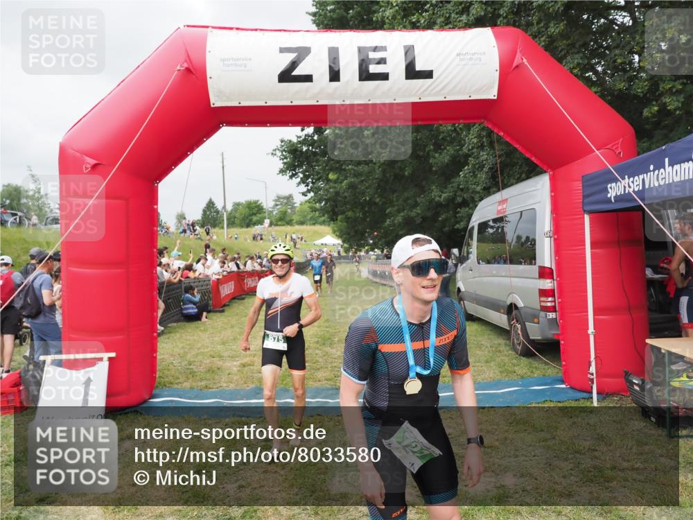 21.06.2025 - 27. Vierlanden-Triathlon MichiJ http://msf.ph/oto/8033580 15.06.2026 12:56:01 Ziel 707, 730, 875 meine-sportfotos.de