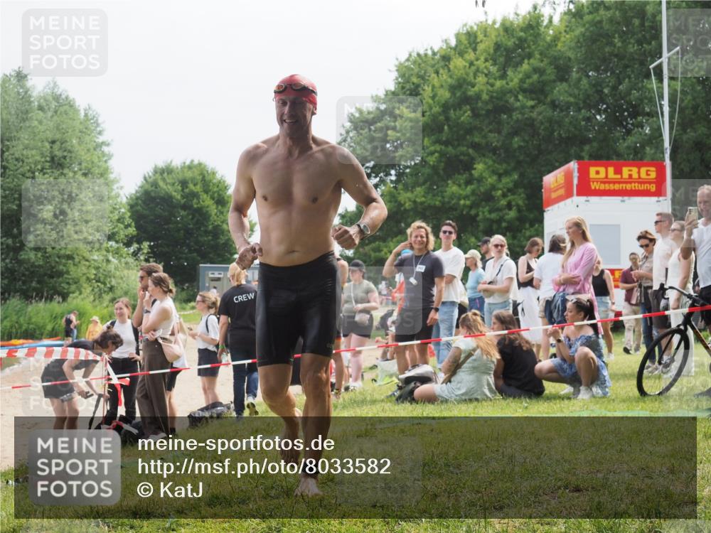 15.06.2025 - 27. Vierlanden-Triathlon KatJ http://msf.ph/oto/8033582 15.06.2025 11:16:09 Schwimmen 792, 963 meine-sportfotos.de