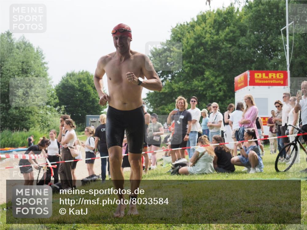15.06.2025 - 27. Vierlanden-Triathlon KatJ http://msf.ph/oto/8033584 15.06.2025 11:16:09 Schwimmen 792, 963 meine-sportfotos.de