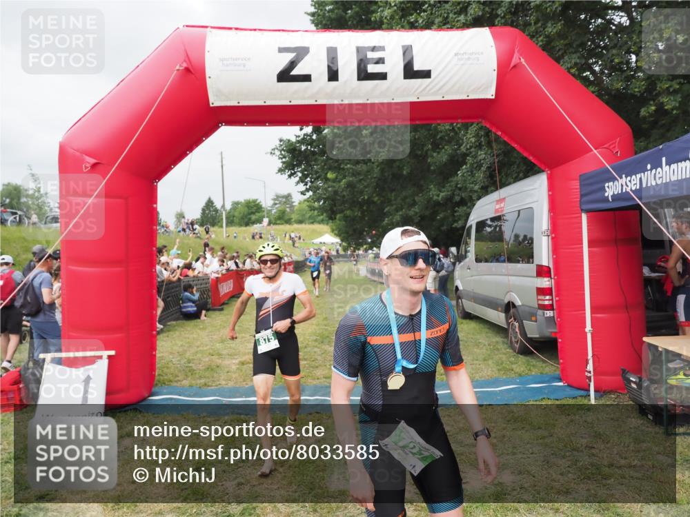 21.06.2025 - 27. Vierlanden-Triathlon MichiJ http://msf.ph/oto/8033585 15.06.2026 12:56:02 Ziel 6, 707, 730, 875 meine-sportfotos.de