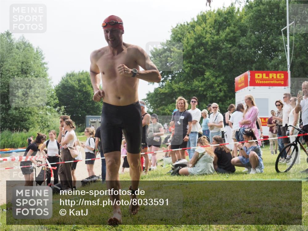 21.06.2025 - 27. Vierlanden-Triathlon KatJ http://msf.ph/oto/8033591 15.06.2025 11:16:09 Schwimmen 792, 963 meine-sportfotos.de