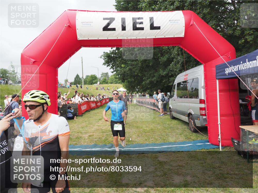 21.06.2025 - 27. Vierlanden-Triathlon MichiJ http://msf.ph/oto/8033594 15.06.2026 12:56:05 Ziel 6, 730, 875 meine-sportfotos.de
