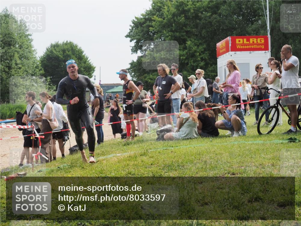 15.06.2025 - 27. Vierlanden-Triathlon KatJ http://msf.ph/oto/8033597 15.06.2025 11:16:26 Schwimmen 954 meine-sportfotos.de