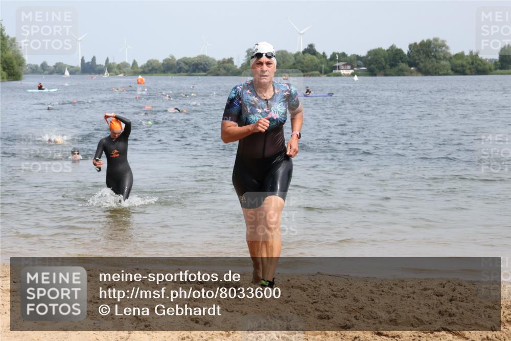 21.06.2025 - 27. Vierlanden-Triathlon Lena Gebhardt http://msf.ph/oto/8033600 15.06.2025 11:18:16 Schwimmen 834, 908, 933 meine-sportfotos.de