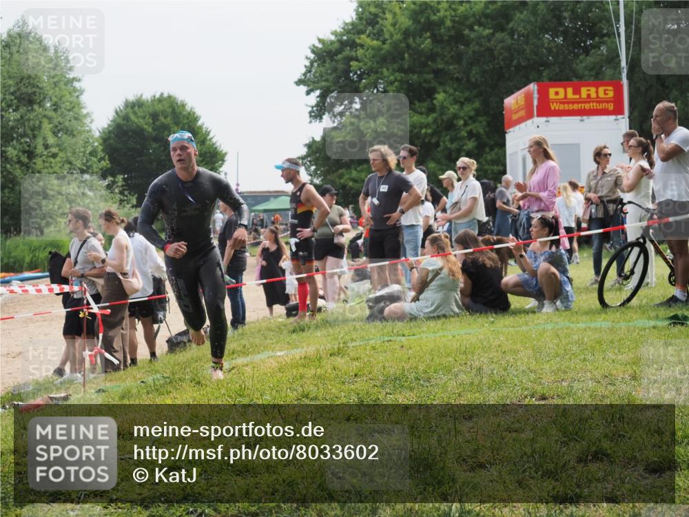 15.06.2025 - 27. Vierlanden-Triathlon KatJ http://msf.ph/oto/8033602 15.06.2025 11:16:26 Schwimmen 954 meine-sportfotos.de