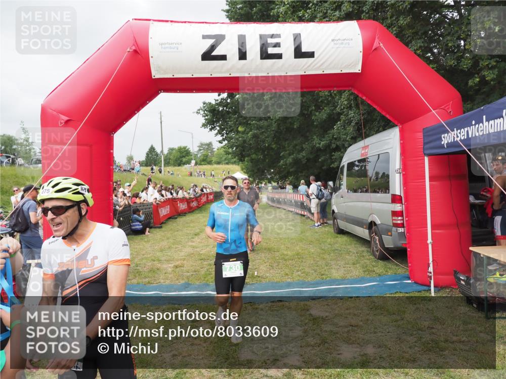 21.06.2025 - 27. Vierlanden-Triathlon MichiJ http://msf.ph/oto/8033609 15.06.2026 12:56:05 Ziel 6, 730, 875 meine-sportfotos.de