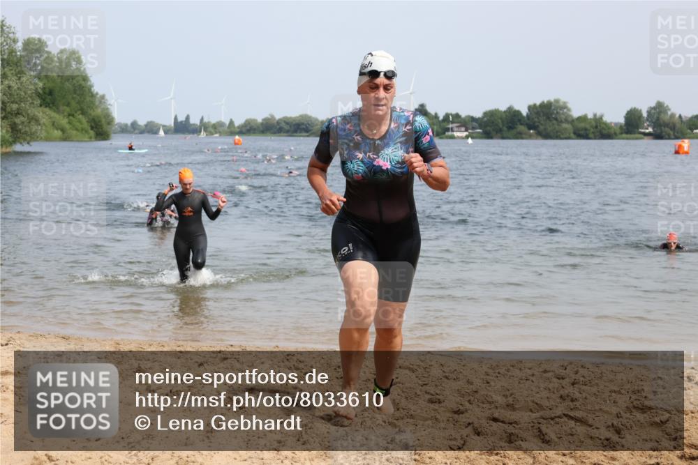 21.06.2025 - 27. Vierlanden-Triathlon Lena Gebhardt http://msf.ph/oto/8033610 15.06.2025 11:18:17 Schwimmen 834, 908, 933 meine-sportfotos.de