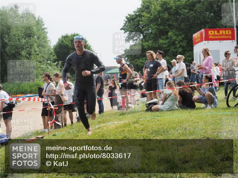 15.06.2025 - 27. Vierlanden-Triathlon KatJ http://msf.ph/oto/8033617 15.06.2025 11:16:26 Schwimmen 954 meine-sportfotos.de