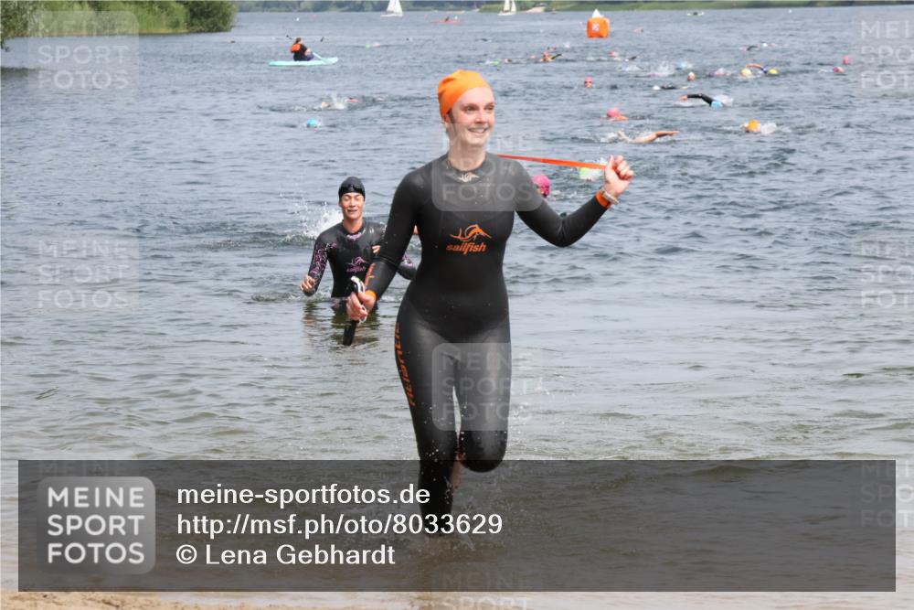 21.06.2025 - 27. Vierlanden-Triathlon Lena Gebhardt http://msf.ph/oto/8033629 15.06.2025 11:18:19 Schwimmen 908, 933, 970 meine-sportfotos.de