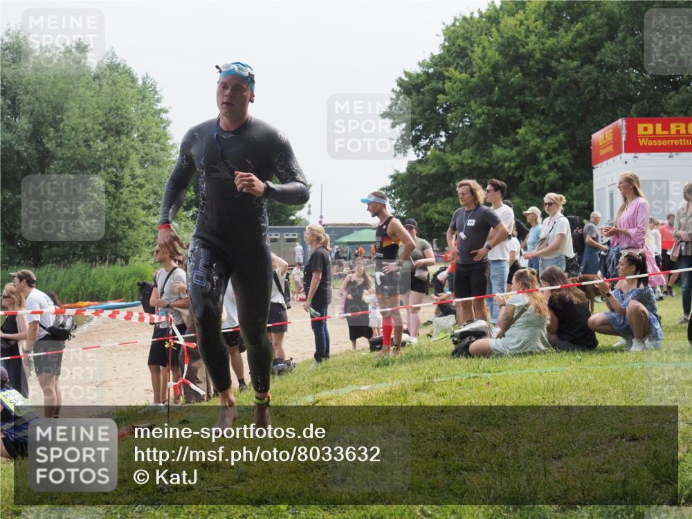 15.06.2025 - 27. Vierlanden-Triathlon KatJ http://msf.ph/oto/8033632 15.06.2025 11:16:27 Schwimmen 815, 954 meine-sportfotos.de