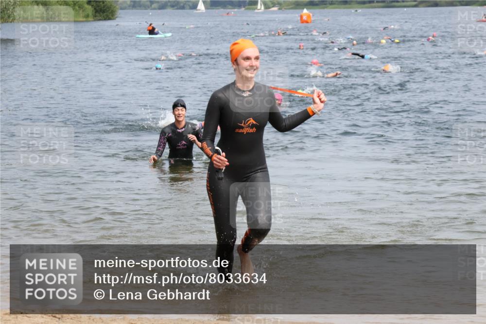 21.06.2025 - 27. Vierlanden-Triathlon Lena Gebhardt http://msf.ph/oto/8033634 15.06.2025 11:18:19 Schwimmen 908, 933, 970 meine-sportfotos.de
