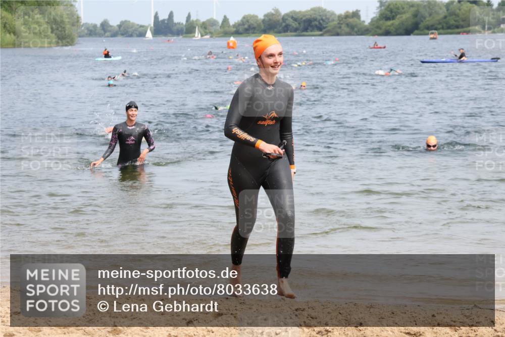 21.06.2025 - 27. Vierlanden-Triathlon Lena Gebhardt http://msf.ph/oto/8033638 15.06.2025 11:18:20 Schwimmen 908, 912, 933, 970 meine-sportfotos.de
