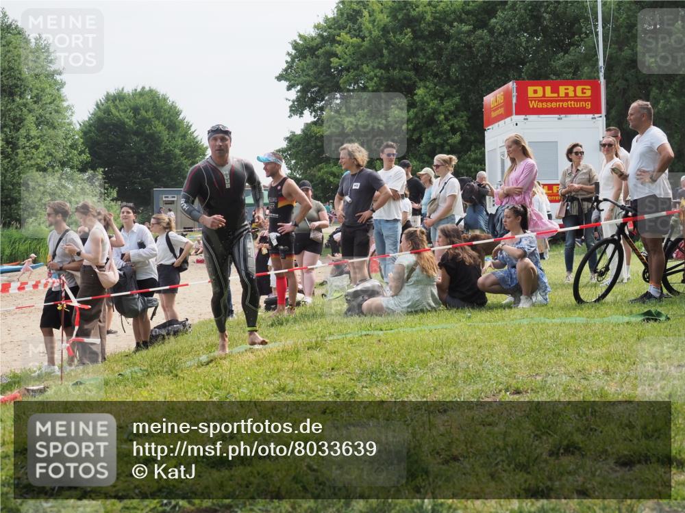 15.06.2025 - 27. Vierlanden-Triathlon KatJ http://msf.ph/oto/8033639 15.06.2025 11:16:33 Schwimmen 815, 954 meine-sportfotos.de