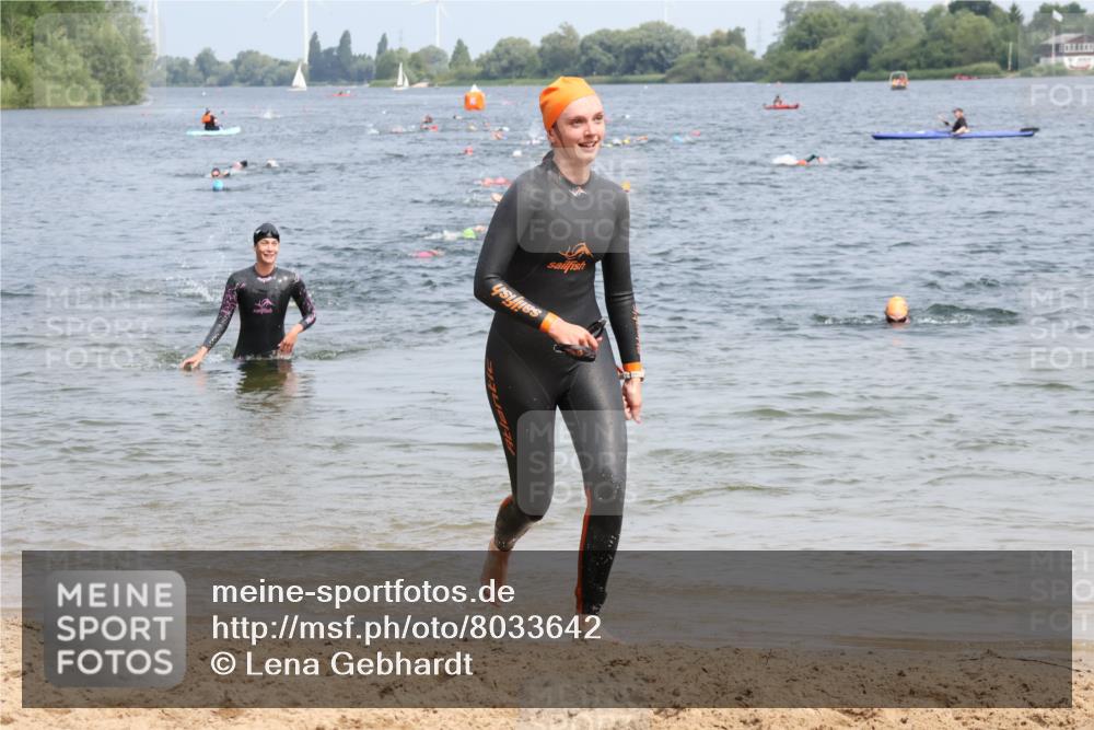 21.06.2025 - 27. Vierlanden-Triathlon Lena Gebhardt http://msf.ph/oto/8033642 15.06.2025 11:18:20 Schwimmen 908, 912, 933, 970 meine-sportfotos.de