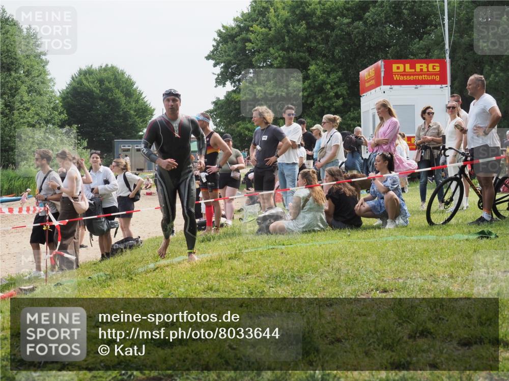 15.06.2025 - 27. Vierlanden-Triathlon KatJ http://msf.ph/oto/8033644 15.06.2025 11:16:33 Schwimmen 815, 954 meine-sportfotos.de