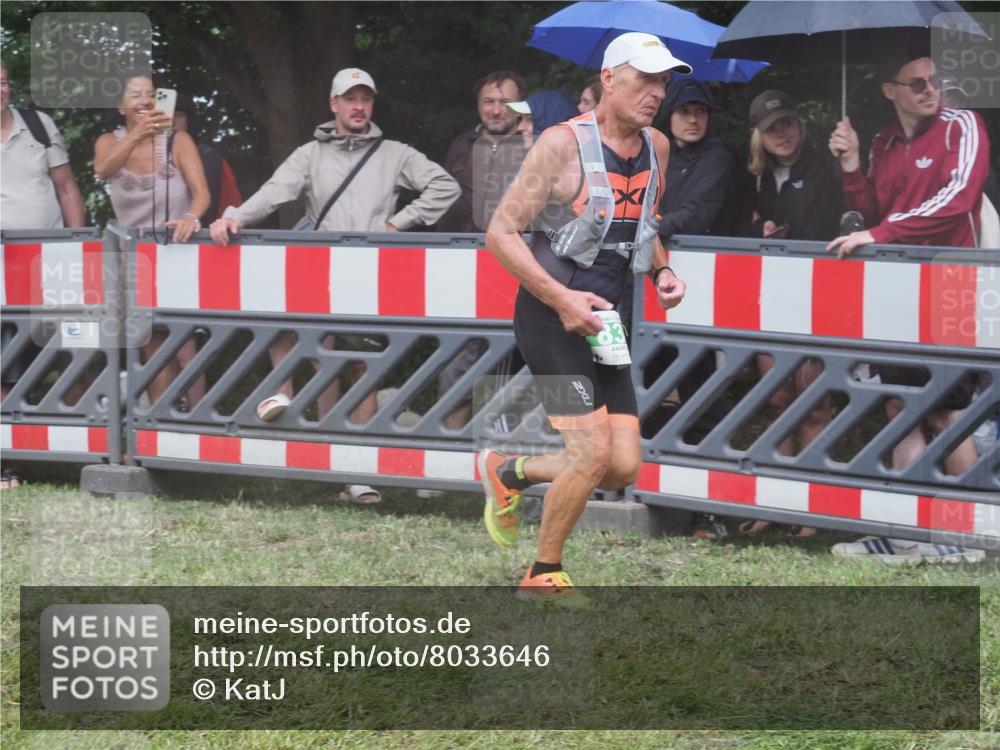 21.06.2025 - 27. Vierlanden-Triathlon KatJ http://msf.ph/oto/8033646 15.06.2025 13:45:35 Ziel 830 meine-sportfotos.de