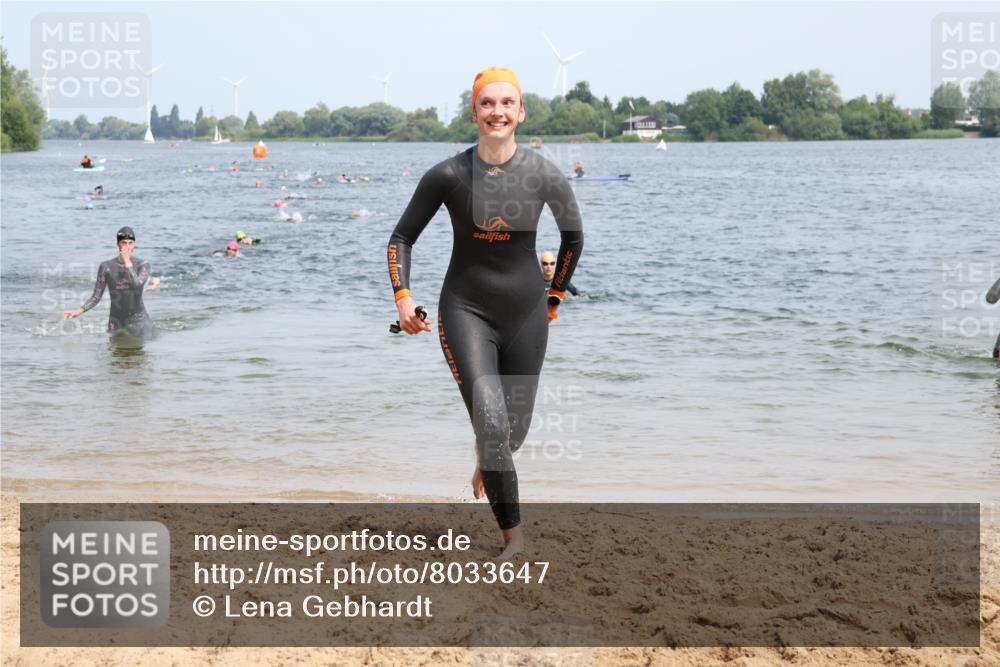 21.06.2025 - 27. Vierlanden-Triathlon Lena Gebhardt http://msf.ph/oto/8033647 15.06.2025 11:18:21 Schwimmen 908, 912, 933, 970 meine-sportfotos.de