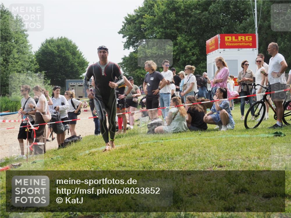 15.06.2025 - 27. Vierlanden-Triathlon KatJ http://msf.ph/oto/8033652 15.06.2025 11:16:33 Schwimmen 815, 954 meine-sportfotos.de