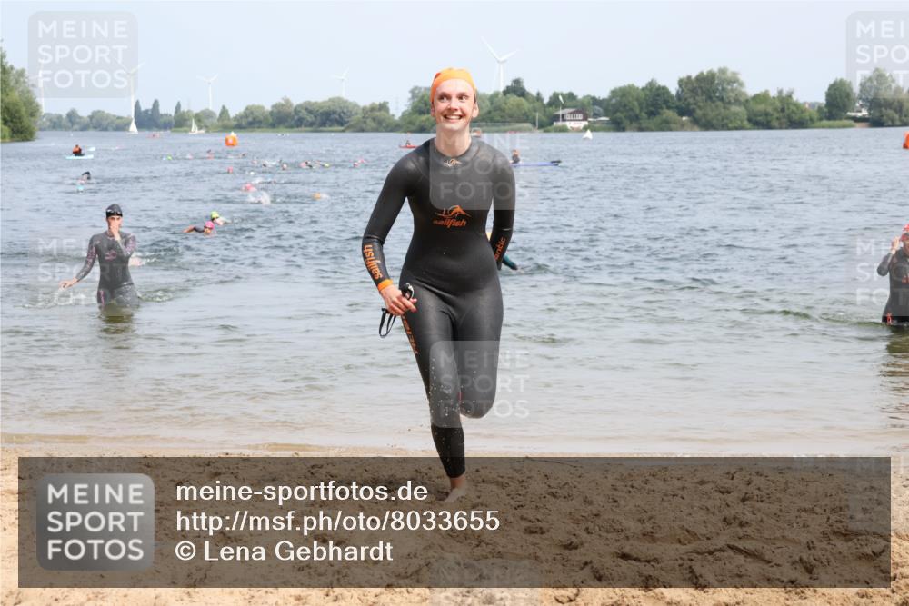 21.06.2025 - 27. Vierlanden-Triathlon Lena Gebhardt http://msf.ph/oto/8033655 15.06.2025 11:18:21 Schwimmen 908, 912, 933, 970 meine-sportfotos.de