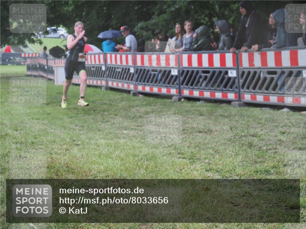 21.06.2025 - 27. Vierlanden-Triathlon KatJ http://msf.ph/oto/8033656 15.06.2025 13:45:38 Ziel 876 meine-sportfotos.de