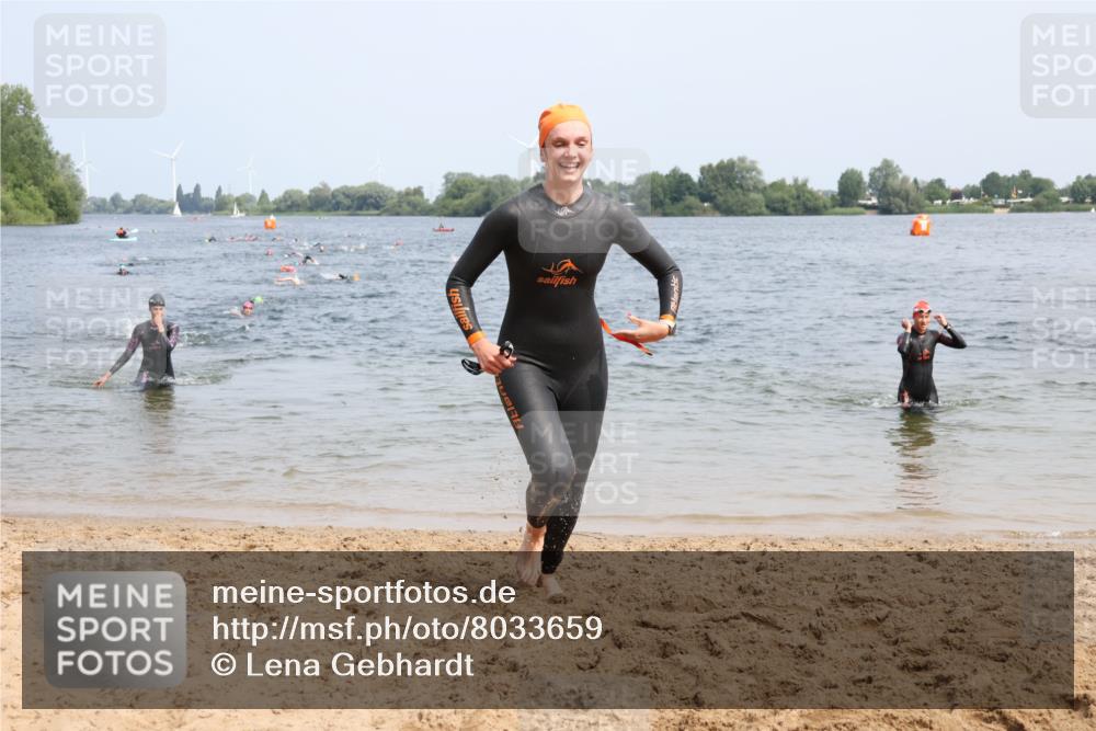21.06.2025 - 27. Vierlanden-Triathlon Lena Gebhardt http://msf.ph/oto/8033659 15.06.2025 11:18:21 Schwimmen 908, 912, 933, 970 meine-sportfotos.de