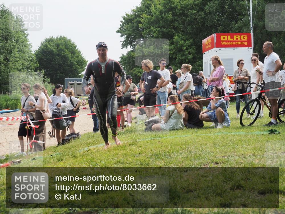 15.06.2025 - 27. Vierlanden-Triathlon KatJ http://msf.ph/oto/8033662 15.06.2025 11:16:34 Schwimmen 815, 954 meine-sportfotos.de