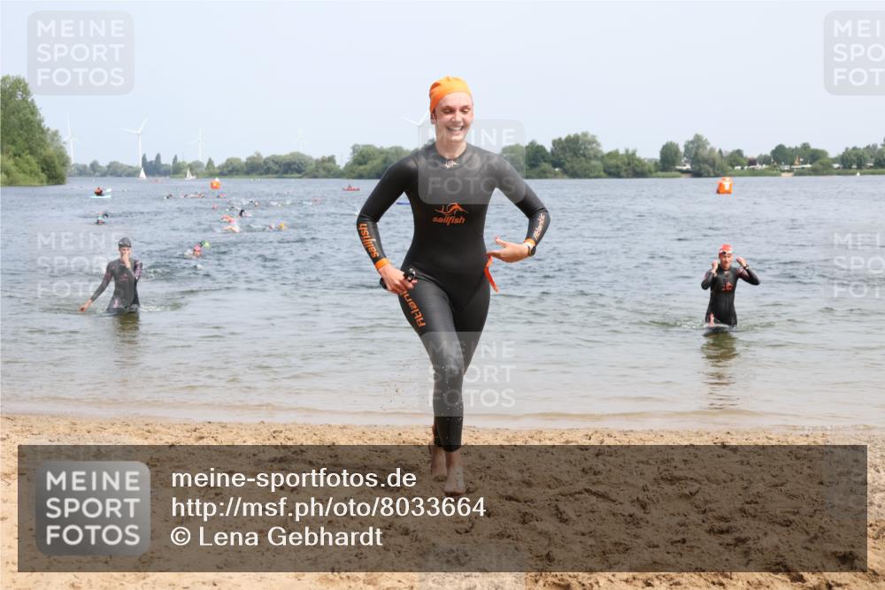 21.06.2025 - 27. Vierlanden-Triathlon Lena Gebhardt http://msf.ph/oto/8033664 15.06.2025 11:18:21 Schwimmen 908, 912, 933, 970 meine-sportfotos.de
