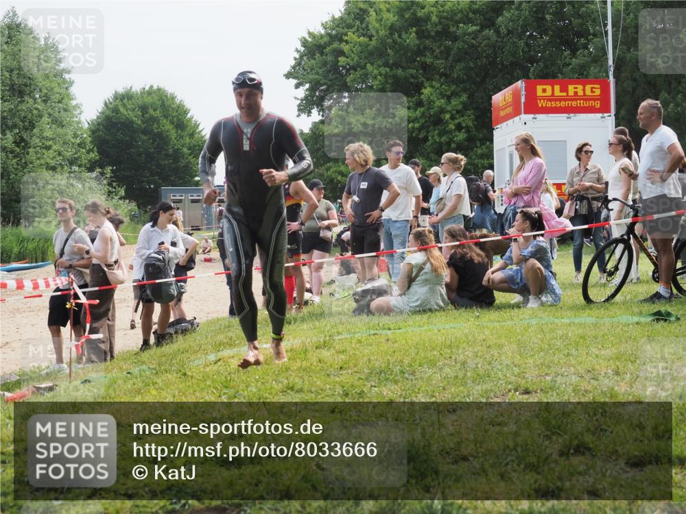 15.06.2025 - 27. Vierlanden-Triathlon KatJ http://msf.ph/oto/8033666 15.06.2025 11:16:34 Schwimmen 815, 954 meine-sportfotos.de