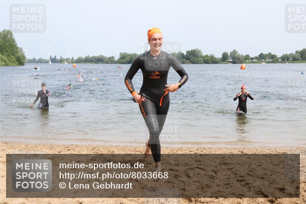 21.06.2025 - 27. Vierlanden-Triathlon Lena Gebhardt http://msf.ph/oto/8033668 15.06.2025 11:18:22 Schwimmen 908, 912, 933, 970 meine-sportfotos.de