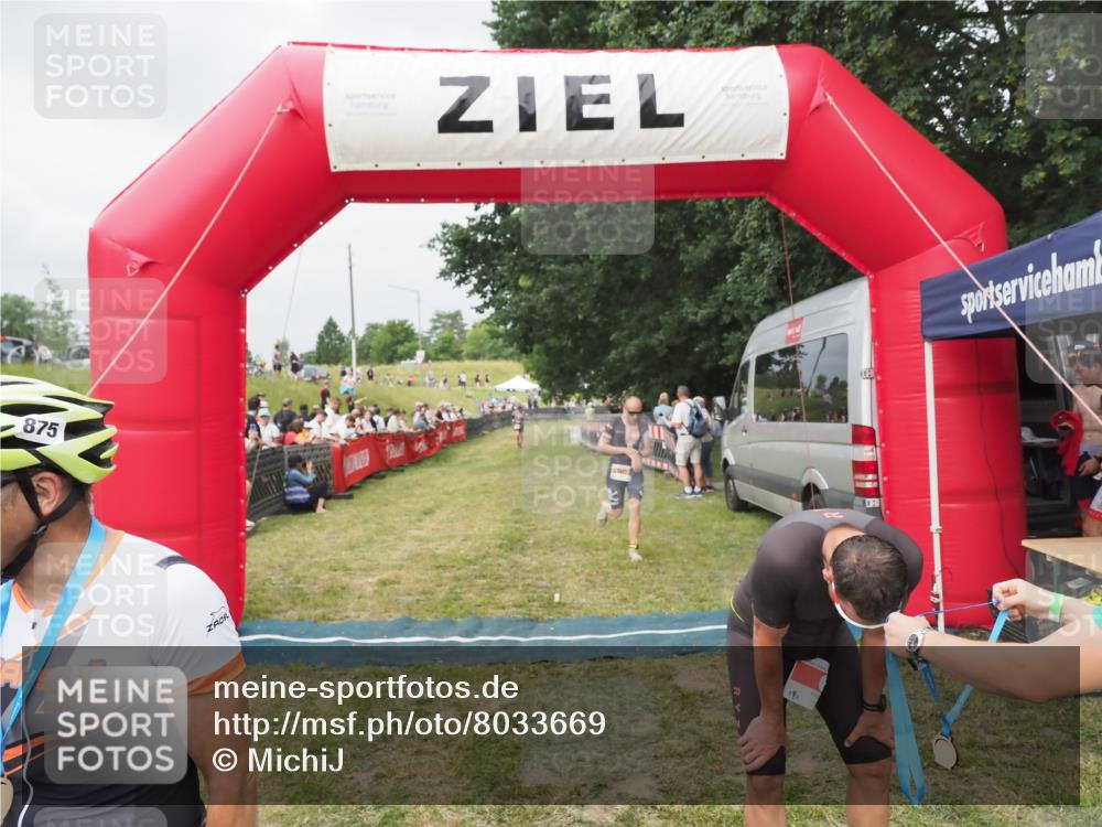 21.06.2025 - 27. Vierlanden-Triathlon MichiJ http://msf.ph/oto/8033669 15.06.2026 12:56:10 Ziel 6, 730, 1002 meine-sportfotos.de