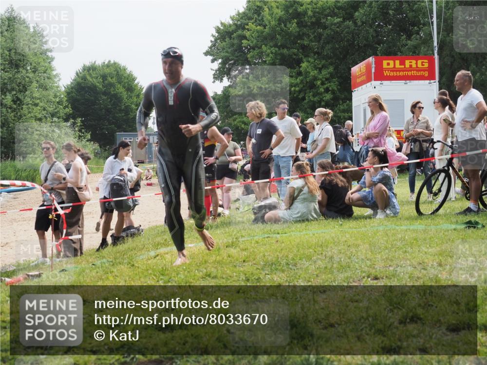 15.06.2025 - 27. Vierlanden-Triathlon KatJ http://msf.ph/oto/8033670 15.06.2025 11:16:34 Schwimmen 815, 954 meine-sportfotos.de