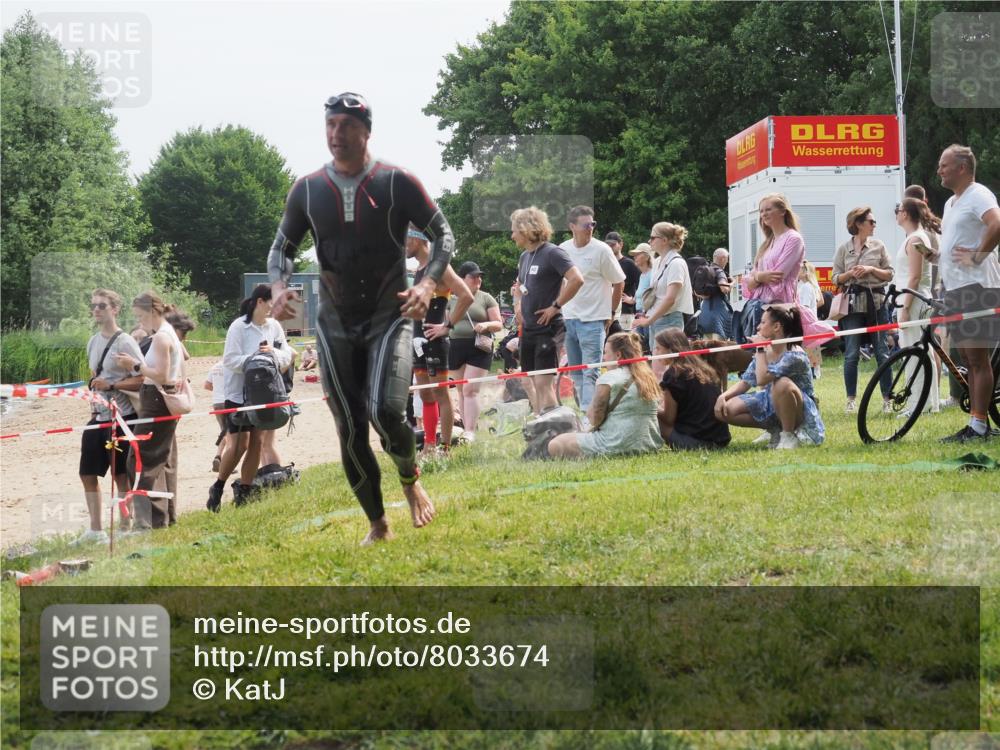 15.06.2025 - 27. Vierlanden-Triathlon KatJ http://msf.ph/oto/8033674 15.06.2025 11:16:34 Schwimmen 815, 954 meine-sportfotos.de